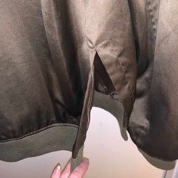 Men’s forever, 21 large bomber jacket, army green with splits small stain - Picture 6 of 6